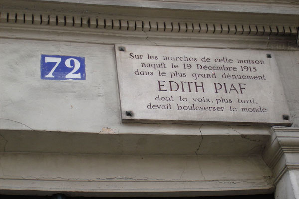 اللافتة المعلقة في مكان ولادتها