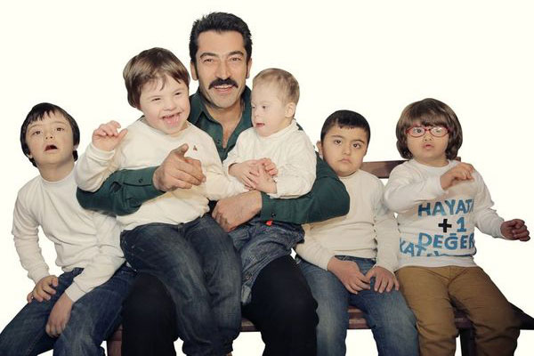 كينان أميرزالي أوغلو مع الأطفال المصابين بمتلازمة داون