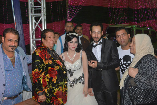 شعبان عبد الرحيم مع العروسين والحضور