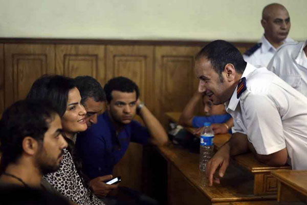 الصورة التي أثارت الجدل حول الحديث بين الشرطي وسما المصري