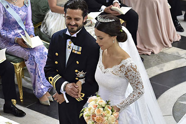 العروسان يقفان على المذبح