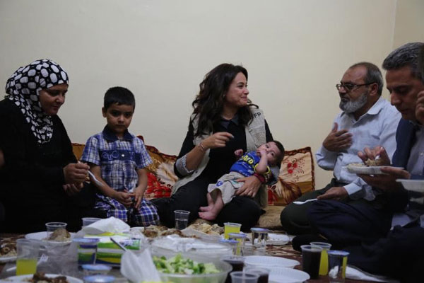 هند صبري تتناول الإفطار مع عائلة سورية لاجئة إلى الأردن