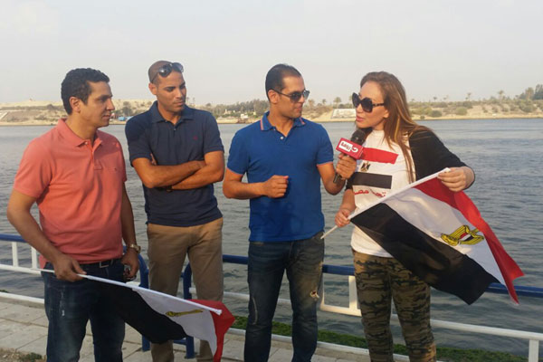ريهام سعيد مع العمال في محيط قناة السويس