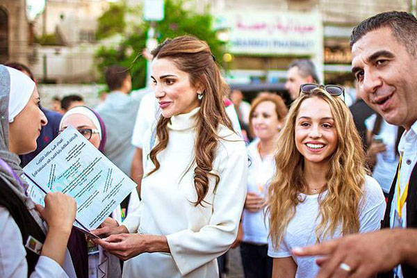 الملكة رانيا وابنتها الأميرة إيمان تتحدثان إلى الناس في شارع الرينبو