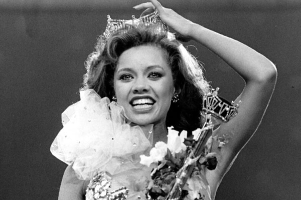 فانيسا ويليامز لحظة تتويجها ملكة جمال أميركا في العام 1983