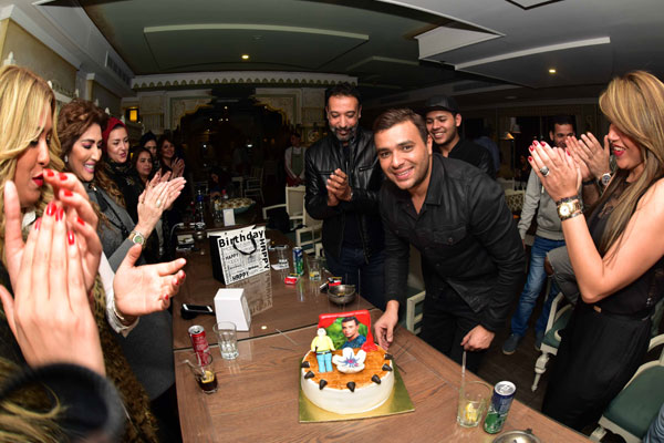 رامي صبري يحتفل بعيد ميلاده وسط الأصدقاء