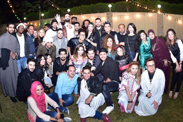 رنا سماحة مع الأصدقاء بعيد ميلادها