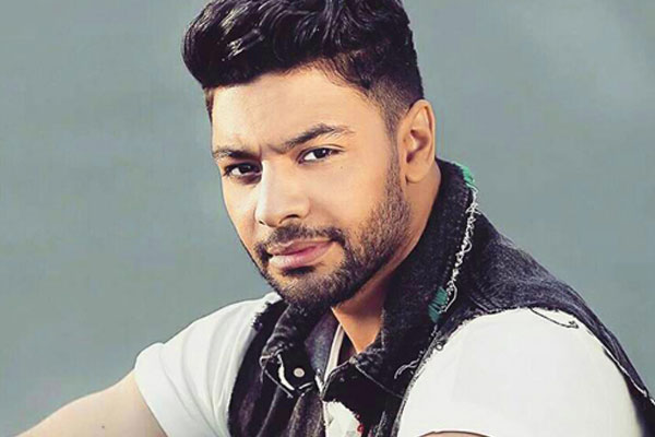 أحمد جمال ينجو من حادث سير