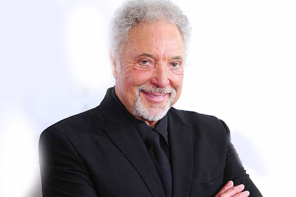 توم جونز يعتذر عن حفله في أبو ظبي