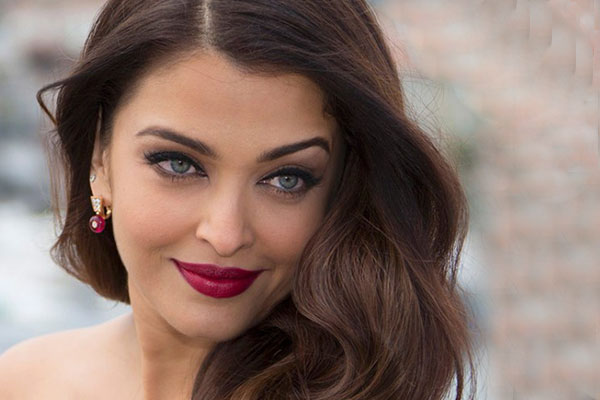 أيشواريا راي تتهرب من وسائل الإعلام