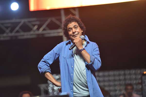 محمد منير يغني شارة مسلسله الجديد خلال حفله بستاد الهوكي 