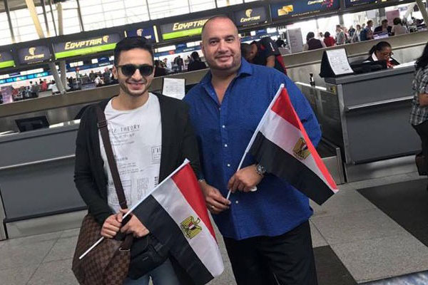 في المطار مع العلم المصري