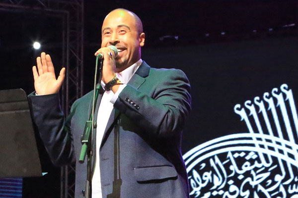 يوسف العماني يُغنّي الإمارات بخمسة لغات