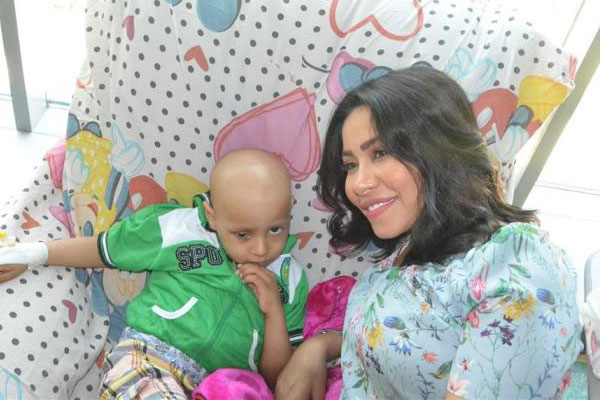 شيرين تزور مستشفى سرطان الأطفال