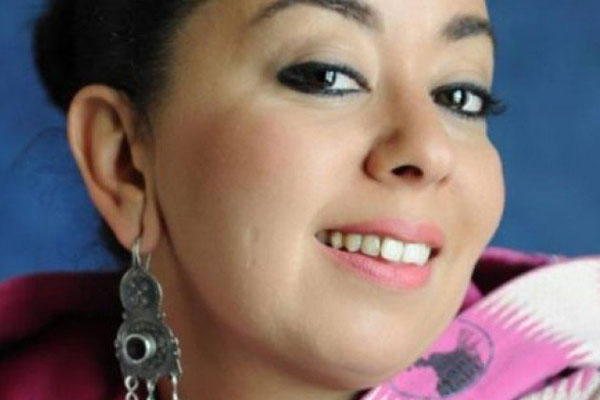 آمال الأطرش ممثلة مغربية تنتظر عرض لوحاتها