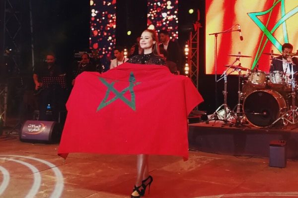 كارول سماحة تحمل العلم المغربي