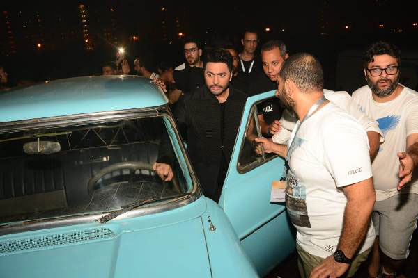 تامر حسني يدخل الحفل بسيارة أغنيته عيش بشوقك