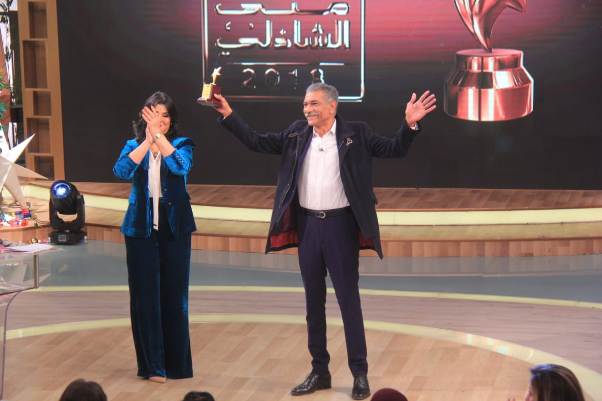 سيد رجب يستلم جائزته خلال الحلقة