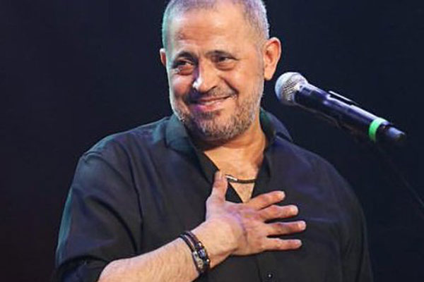 جورج وسوف يوقف الغناء ليعانق شاباً تسلل إلى المسرح