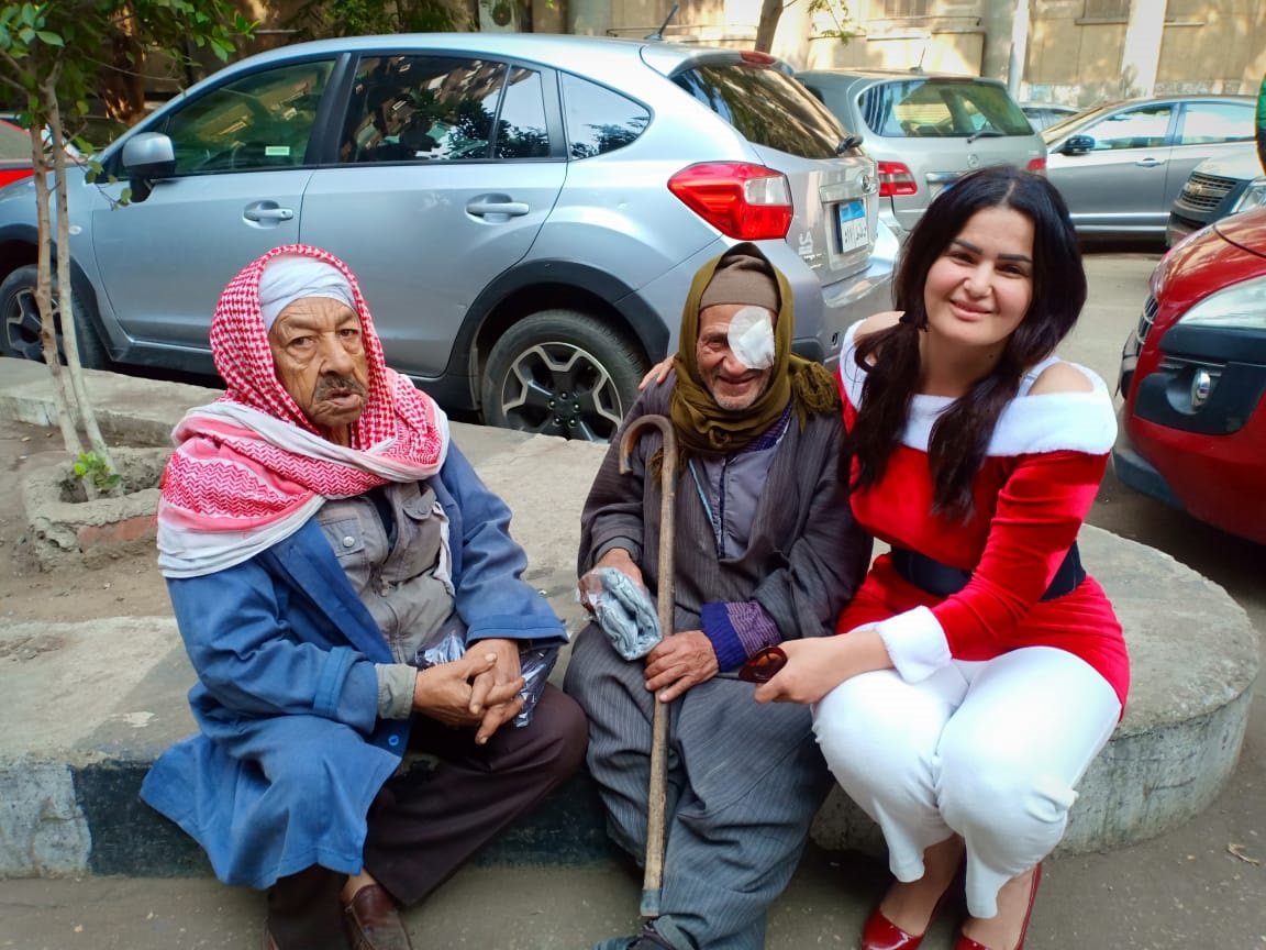 سما المصري: وزعت الملابس على الفقراء من أجل الخير
