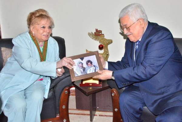 الرئيس الفلسطيني ونادية لطفي وصورة لها مع الرئيس الراحل ياسر عرفات