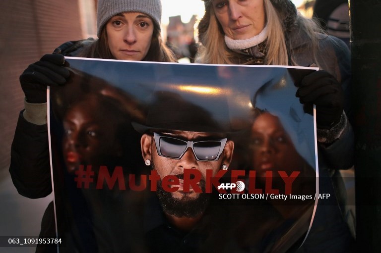 محتجون أميركيون مساندون لضحايا آر. كيلي بعد عرض الوثائقي