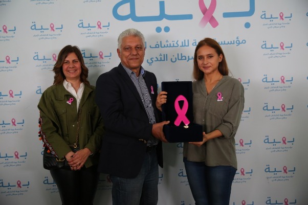 نيللي كريم وشعار مكافحة سرطان الثدي