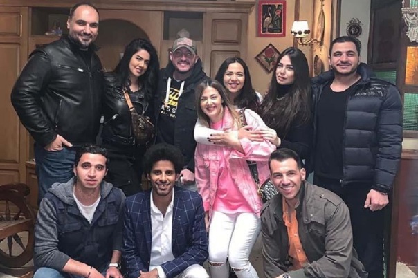 دنيا سمير غانم تجمع اسرة العمل للاحتفال بعيد إيمي