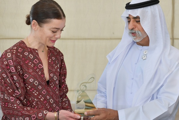 راعي المهرجان يسلِّم الجائزة لـ"أوريلي ديبون"