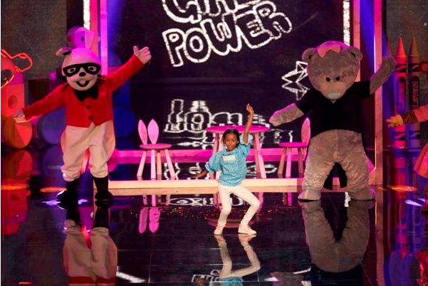 الطفلة السعودية مع الدمى