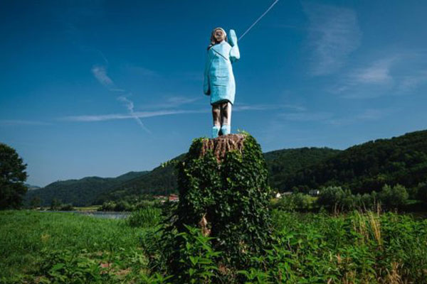 تمثال ميلانيا ترامب "السنفورة" يثير السخرية في مسقط رأسها