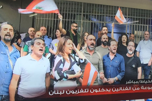 المعتصمون أمام مبنى التلفزيون