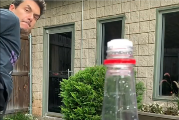 جون ماير وتحدي Bottle cap challenge
