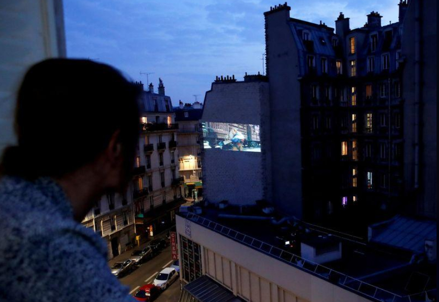 سينما باريسية تعرض أفلامها في الهواء الطلق للتحايل على قيود كورونا