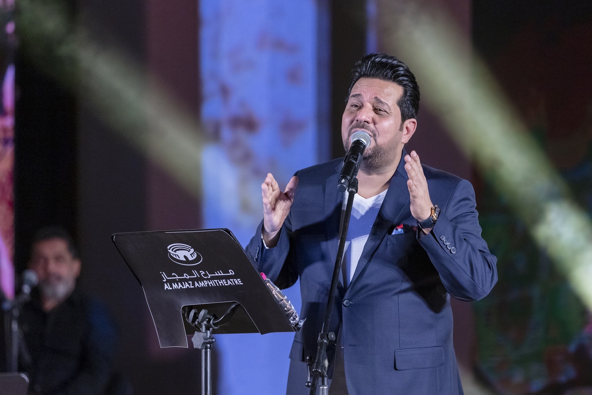 حاتم العراقي يطرب مسامع جمهور مسرح المجاز بأعذب الأغنيات في ثاني حفلات عيد الفطر