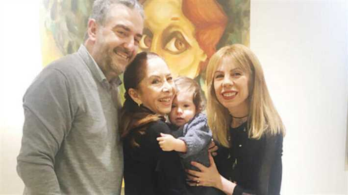 الفنانة التركية هوميرا أكباي تعثر على إبنها ميتا في منزله
