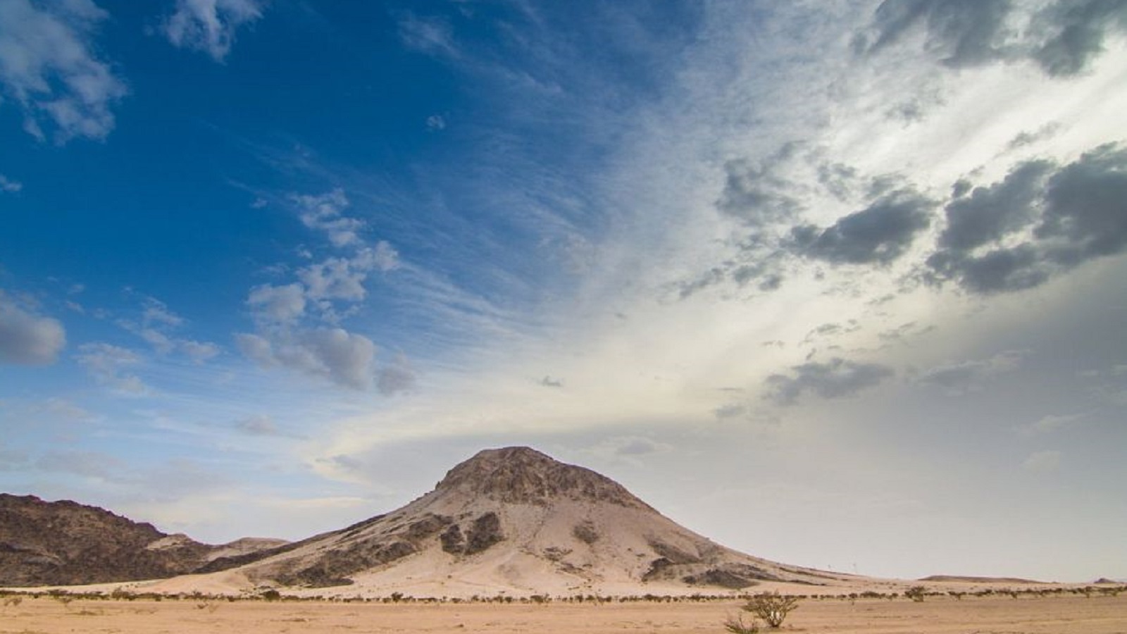 جبل الصايرة جنوب السعودية تخاله مثلج من شدة بياضه