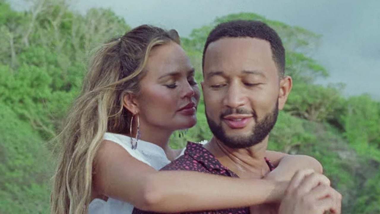 جون ليجند وكريسي تيغن ينتظران مولودهما الثالث