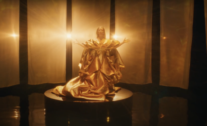 مغنية البوب البريطانية ايلي غولدينغ تتعاون مع مصمم سعودي