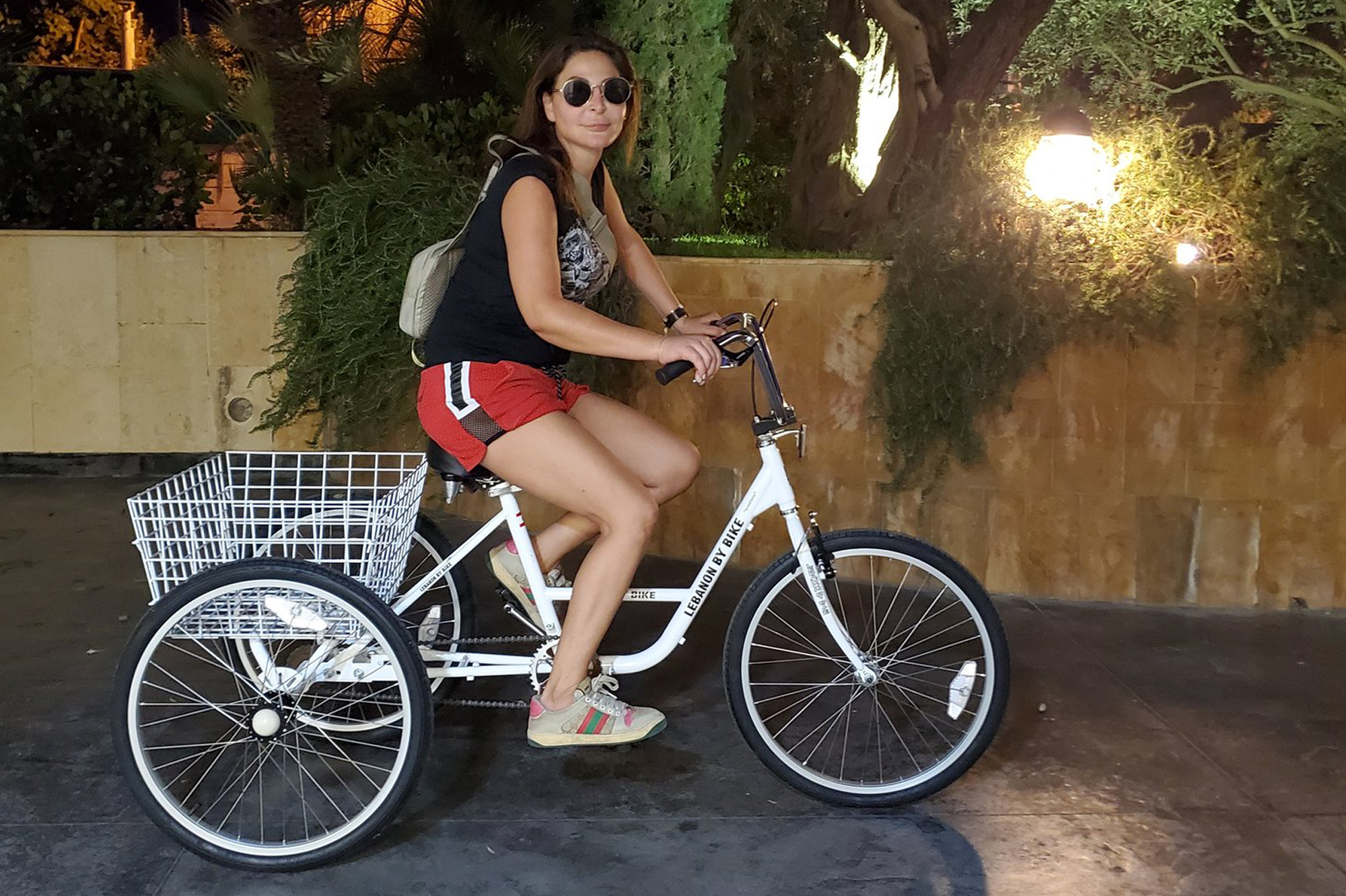اليسا على الدراجة في شوارع بيروت