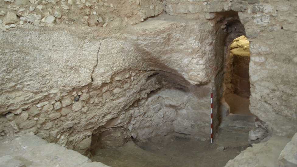 بقايا مسكن يعود تاريخه إلى القرن الأول أسفل دير حديث يعتقد أن المسيح نشأ فيه