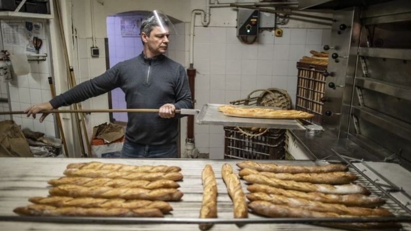 EPA الفرنسيون يريدون الحفاظ على خبز الباغيت وطرق صناعته التقليدية بعيدا عن خطوط افنتاج في المتاجر الكبيرة