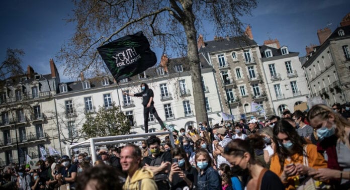 تظاهرة شبابية في مدينة نانت الفرنسية في 28 آذار 2021 تتمحور على القضايا المناخية، وهي من المواضيع التي تتناولها تقارير وسيلة الإعلام الجديدة 