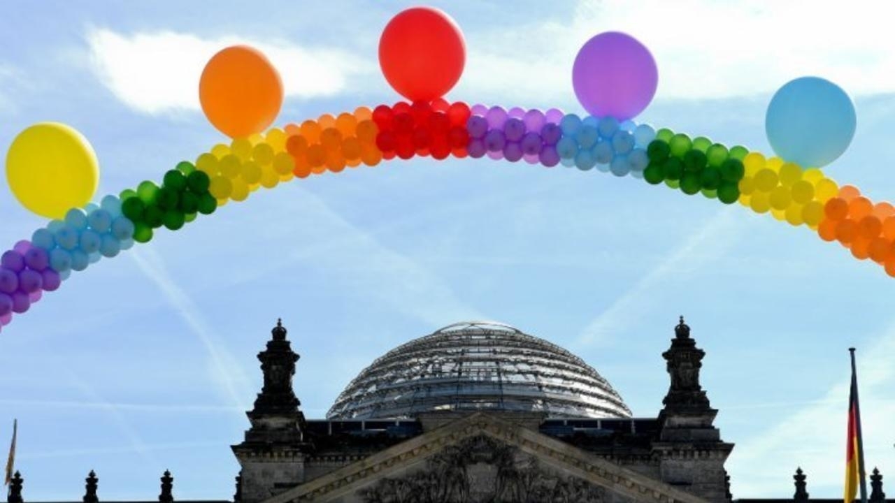 كهنة ألمان يباركون زواج المثليين