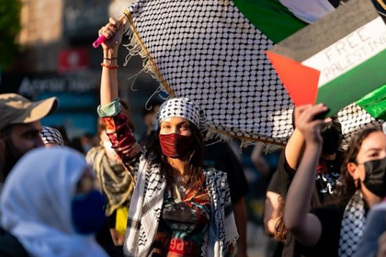 بيلا حديد تشارك في مظاهرات منددة بالعدوان الإسرائيلي على غزة