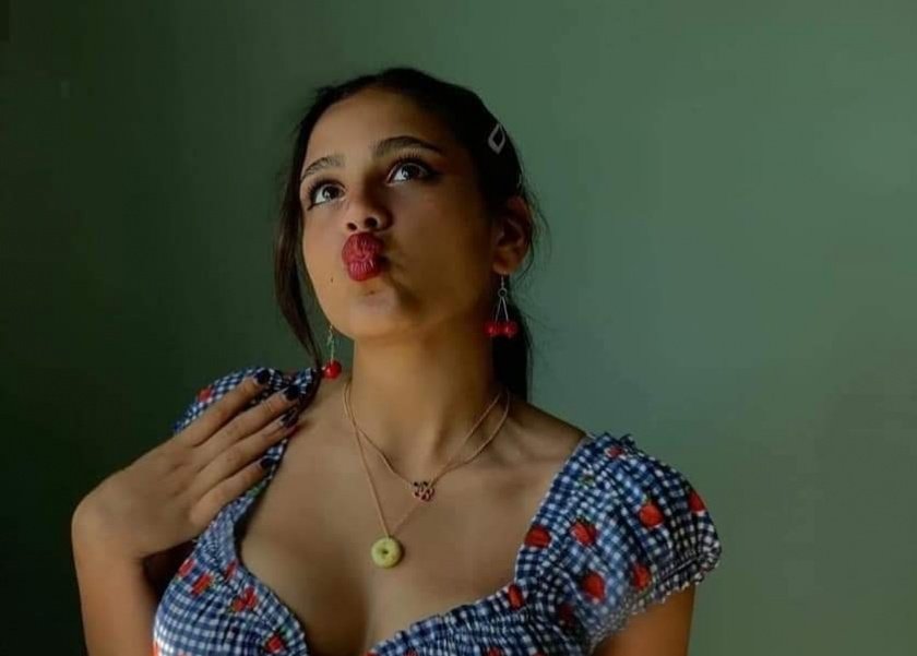 جنا عمرو دياب تثير الجدل بسبب قبلة على خد صديقها