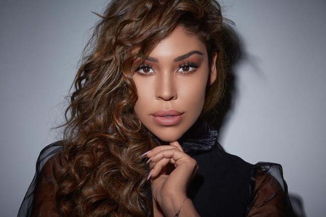 لاروسي نجمة عالمية بنكهة عربية