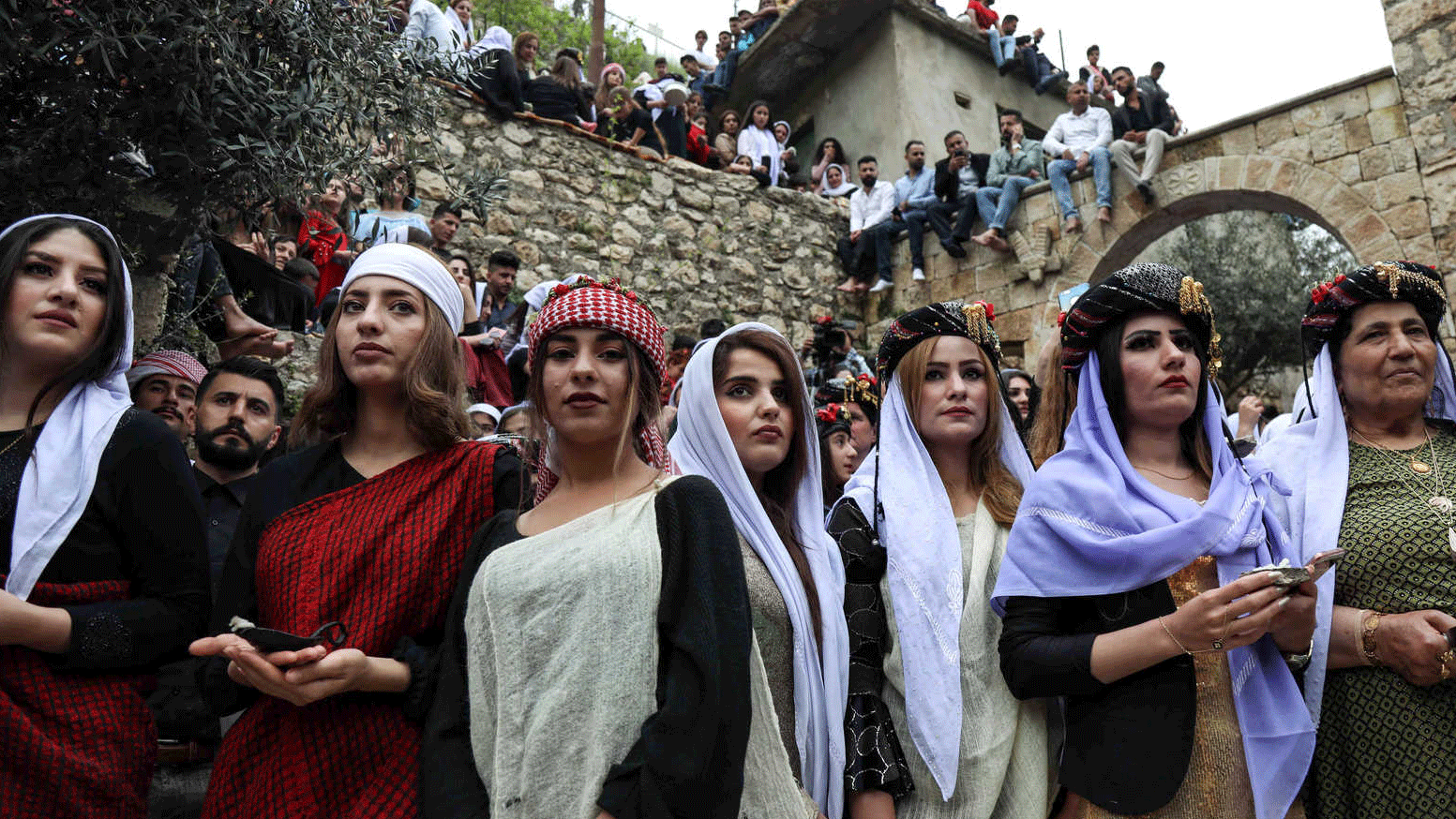 أيزيديات قرب معبد لالش