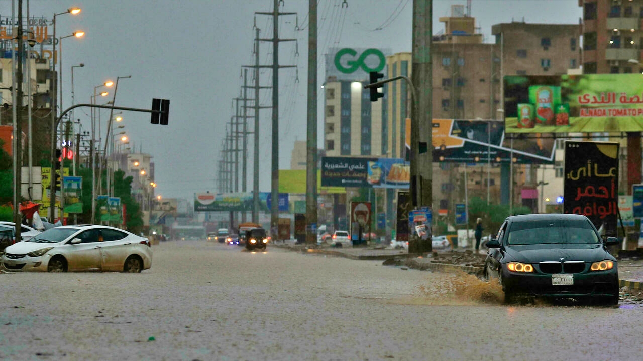 سيارات في أحد شوارع الخرطوم بعدما تساقطت الأمطار الغزيرة على الخرطوم بتاريخ 8 آب/اغسطس 2021