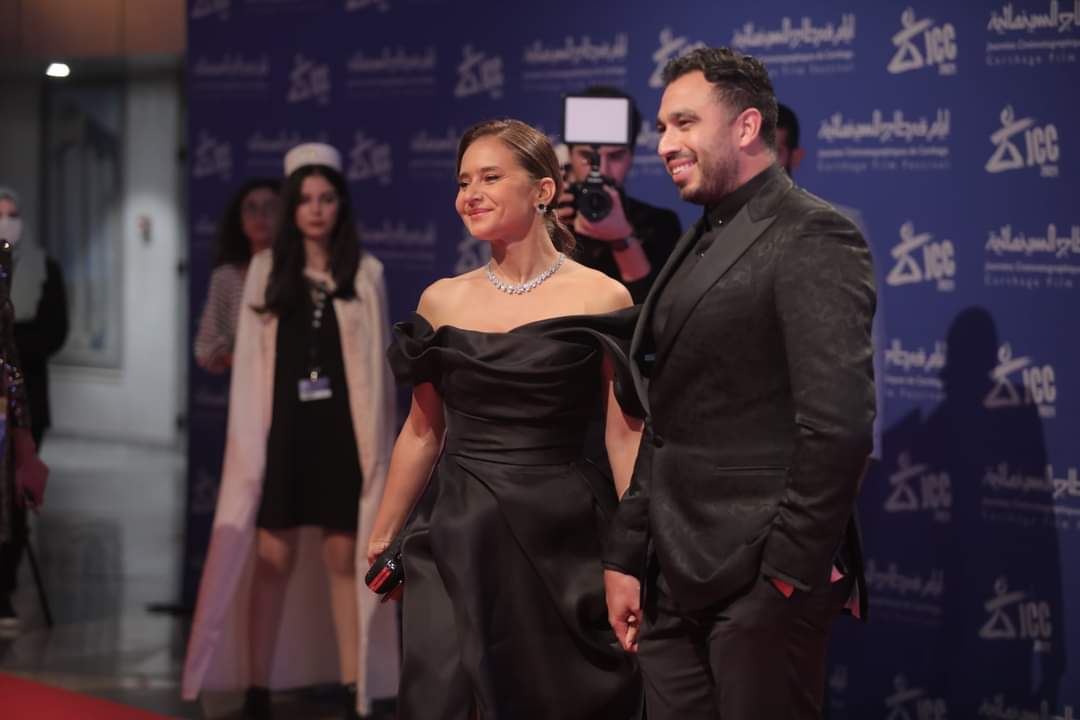 نيللي كريم وزوجها على السجادة الحمراء في افتتاح 